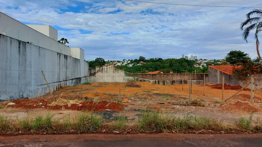 Terreno à venda com 1 quarto, 360m² - Foto 1