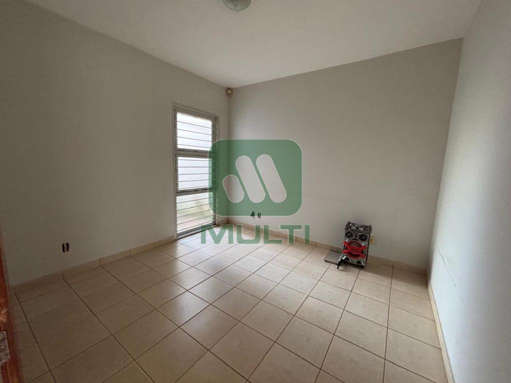 Casa à venda com 4 quartos, 188m² - Foto 2