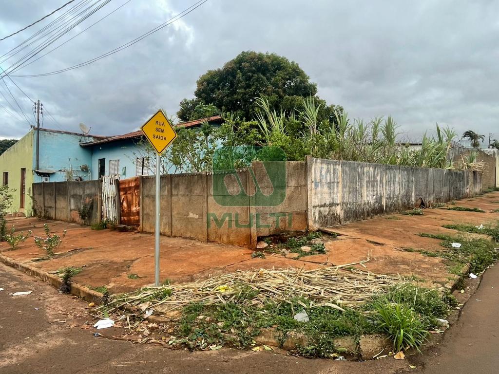 Terreno à venda com 1 quarto, 360m² - Foto 1