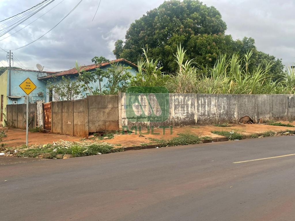 Terreno à venda com 1 quarto, 360m² - Foto 2