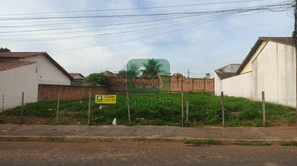 Terreno à venda com 1 quarto, 600m² - Foto 1