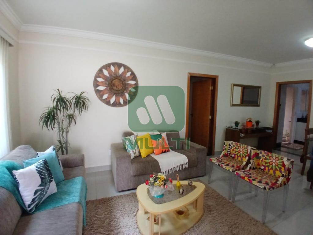 Casa à venda com 3 quartos, 215m² - Foto 1