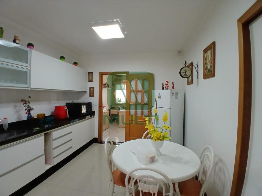 Casa à venda com 3 quartos, 215m² - Foto 9