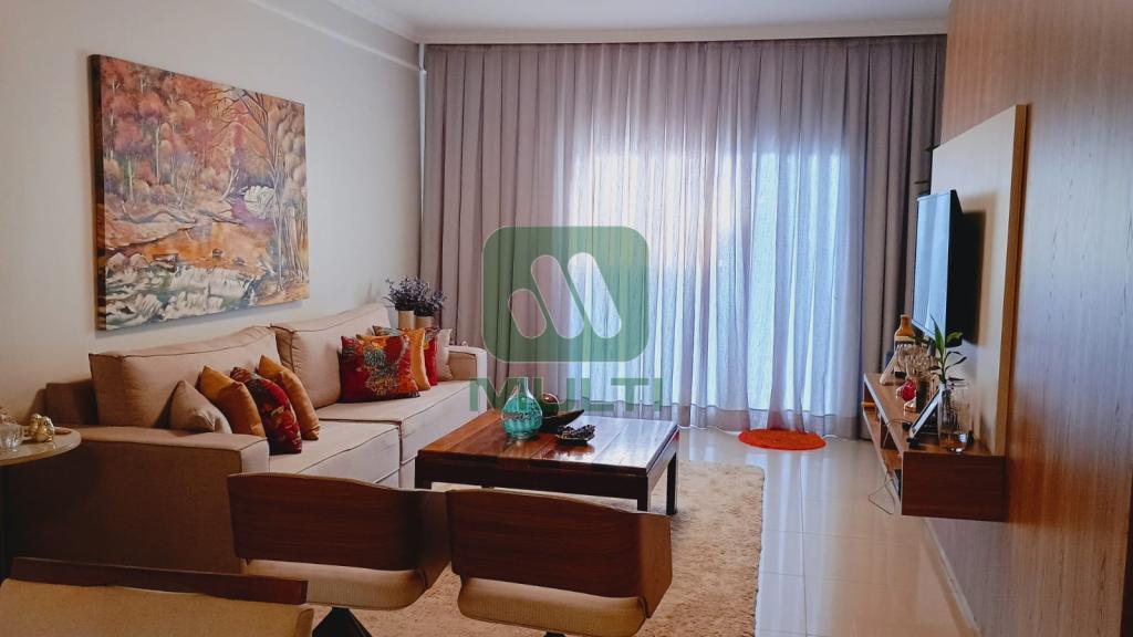 Casa à venda com 5 quartos, 200m² - Foto 1