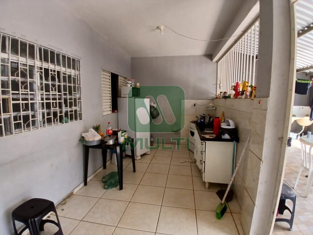 Casa à venda com 4 quartos, 180m² - Foto 2