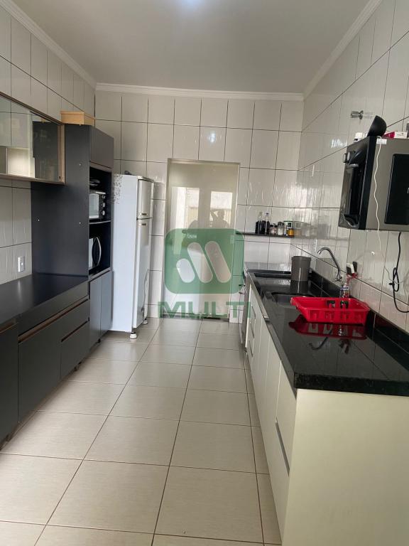 Casa à venda com 3 quartos, 169m² - Foto 3