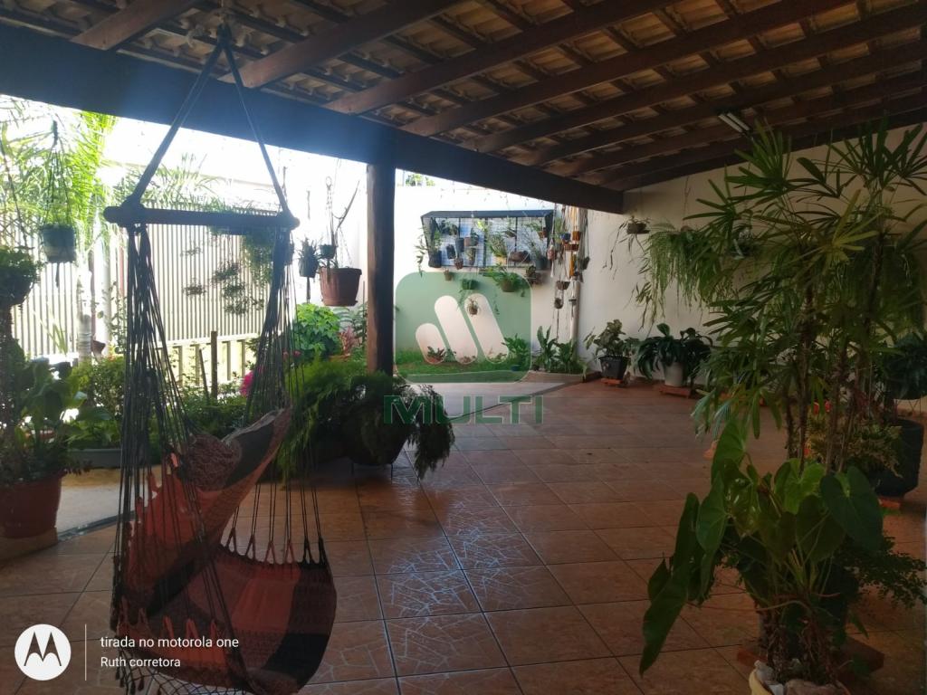 Casa à venda com 3 quartos, 199m² - Foto 1