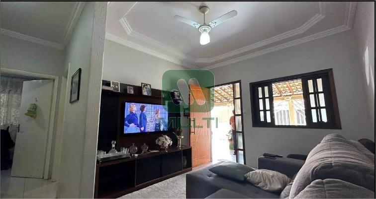 Casa à venda com 4 quartos, 200m² - Foto 1