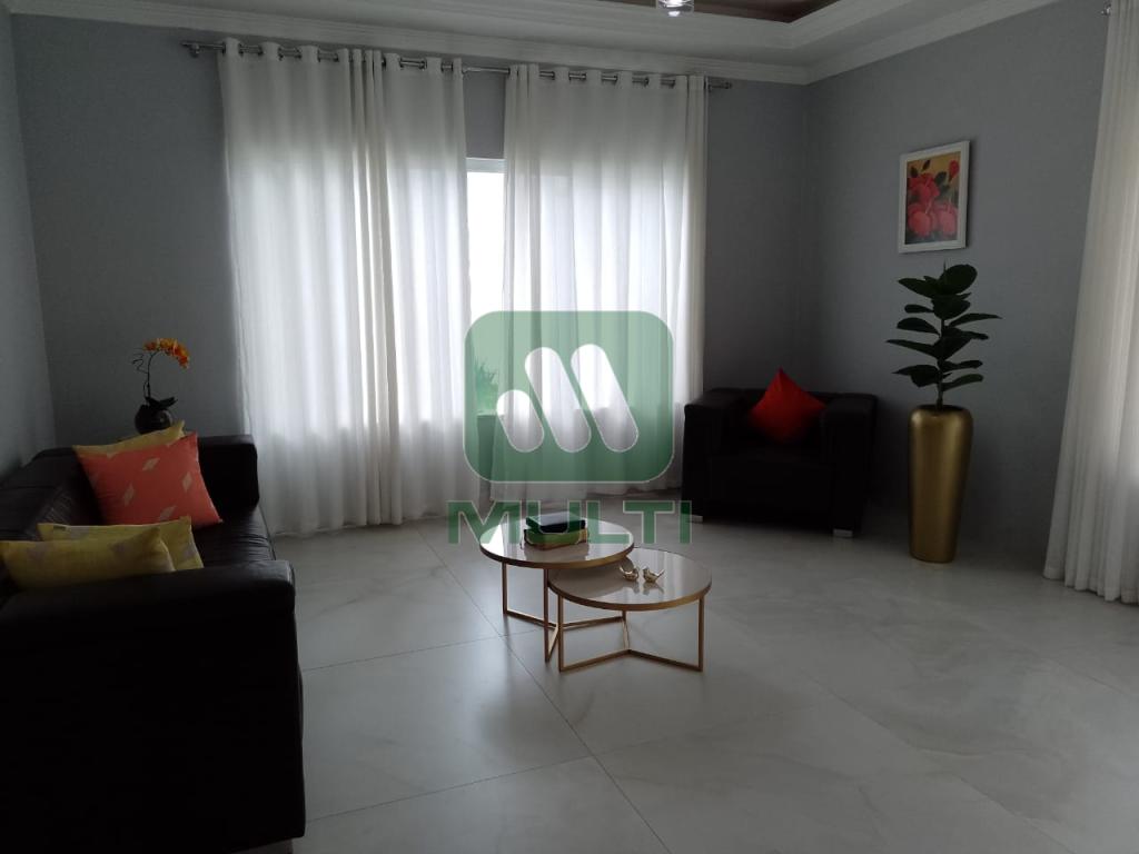 Casa à venda com 4 quartos, 301m² - Foto 1