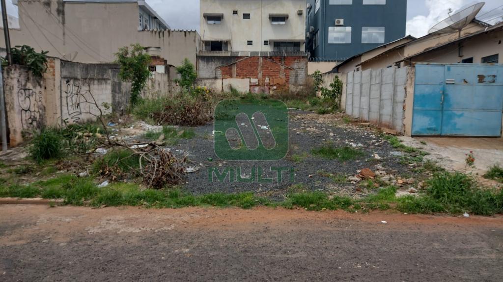 Terreno à venda com 1 quarto, 360m² - Foto 1