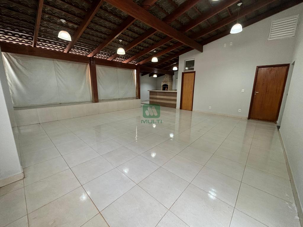 Casa à venda com 4 quartos, 257m² - Foto 1