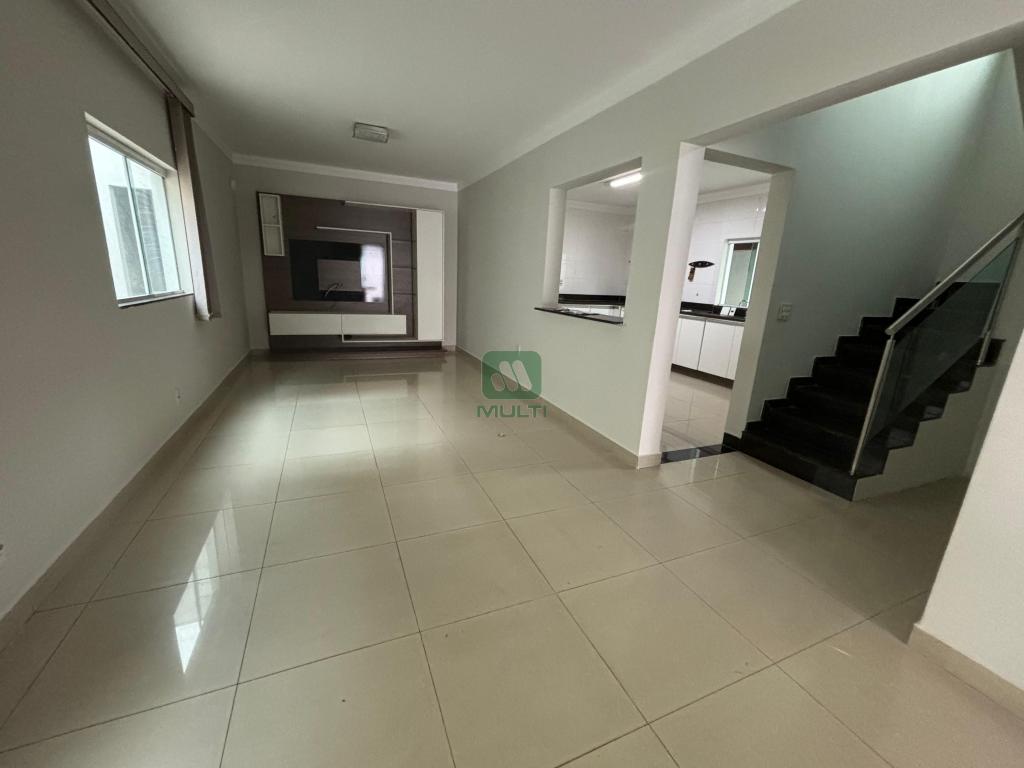 Casa à venda com 4 quartos, 257m² - Foto 2