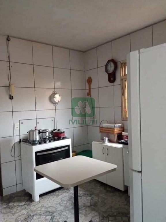 Casa à venda com 3 quartos, 70m² - Foto 2