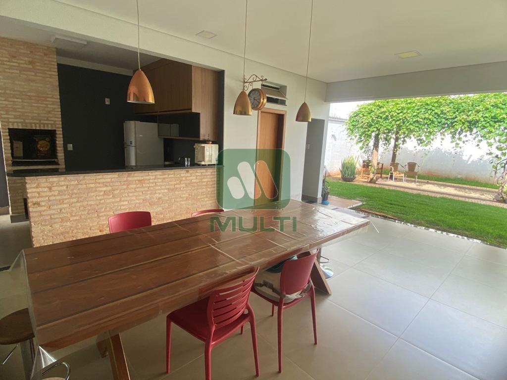 Casa à venda com 3 quartos, 280m² - Foto 1