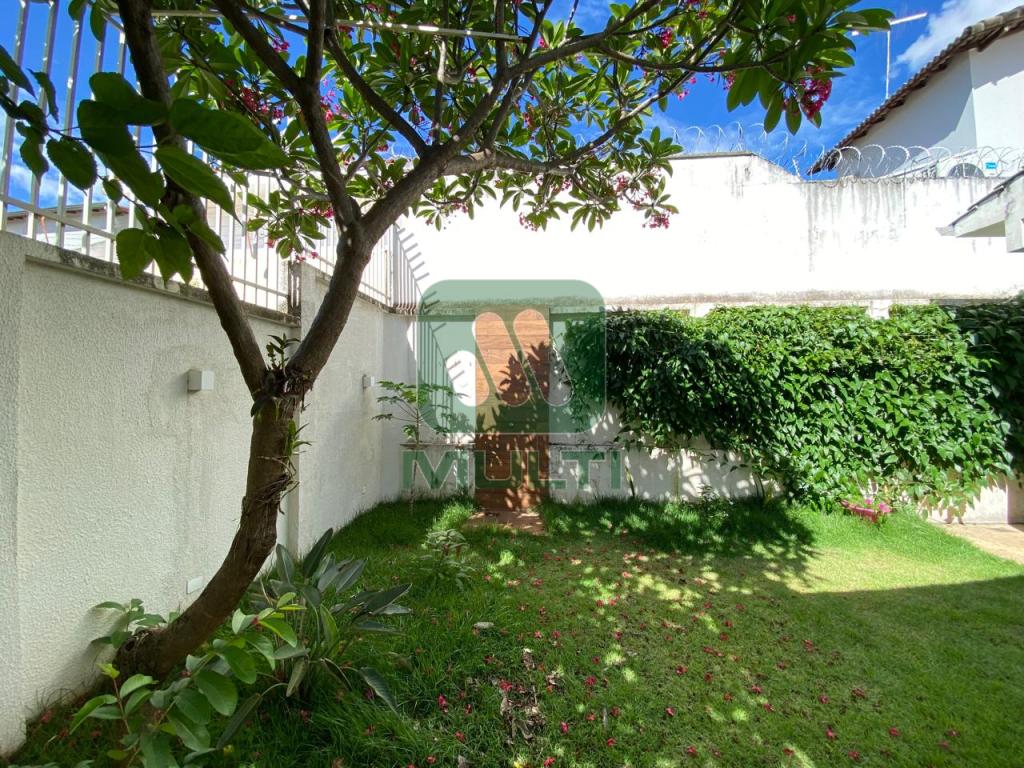 Casa à venda com 3 quartos, 200m² - Foto 1