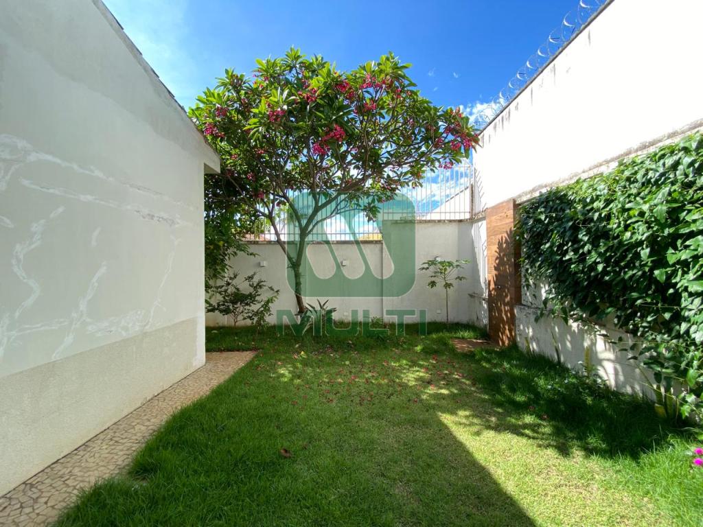 Casa à venda com 3 quartos, 200m² - Foto 2