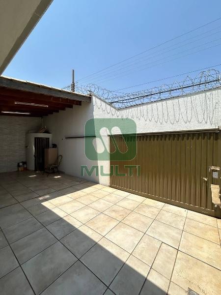 Casa à venda com 3 quartos, 230m² - Foto 1