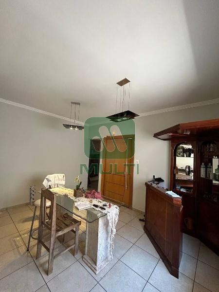 Casa à venda com 3 quartos, 230m² - Foto 2