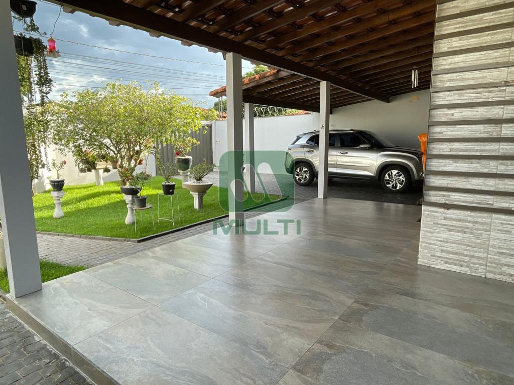 Casa à venda com 3 quartos, 195m² - Foto 1