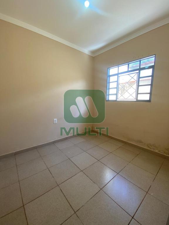 Casa à venda com 6 quartos, 60m² - Foto 1