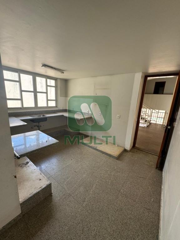 Casa à venda com 4 quartos, 343m² - Foto 2