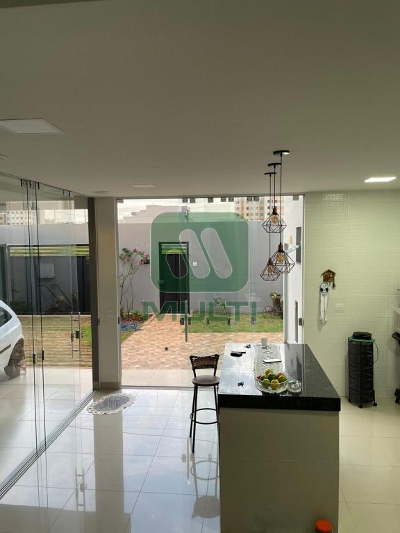 Casa à venda com 4 quartos, 240m² - Foto 2