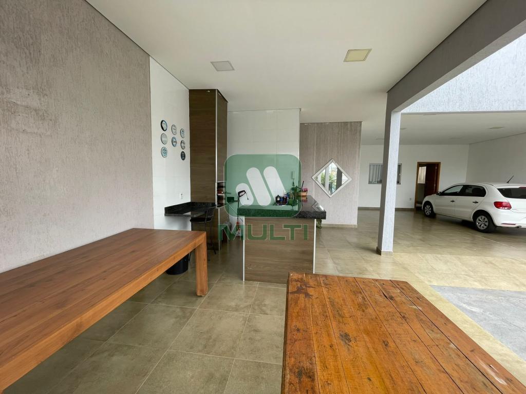 Casa à venda com 3 quartos, 196m² - Foto 2