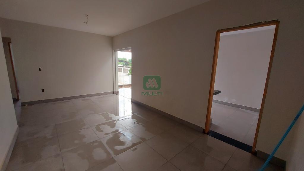 Casa à venda com 4 quartos, 165m² - Foto 2