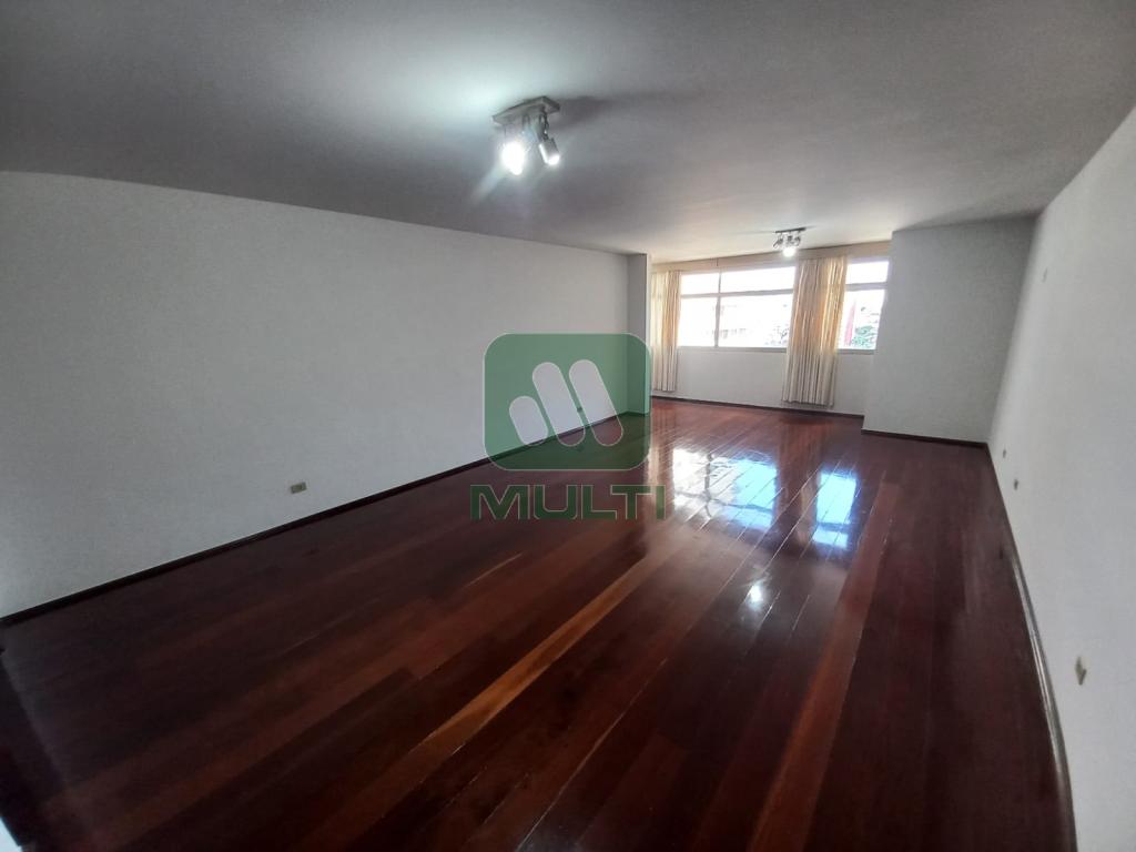 Apartamento à venda com 3 quartos, 227m² - Foto 2