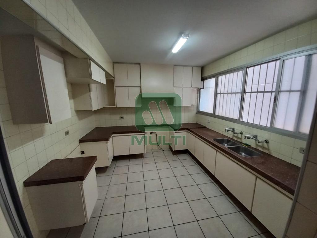 Apartamento à venda com 3 quartos, 227m² - Foto 18