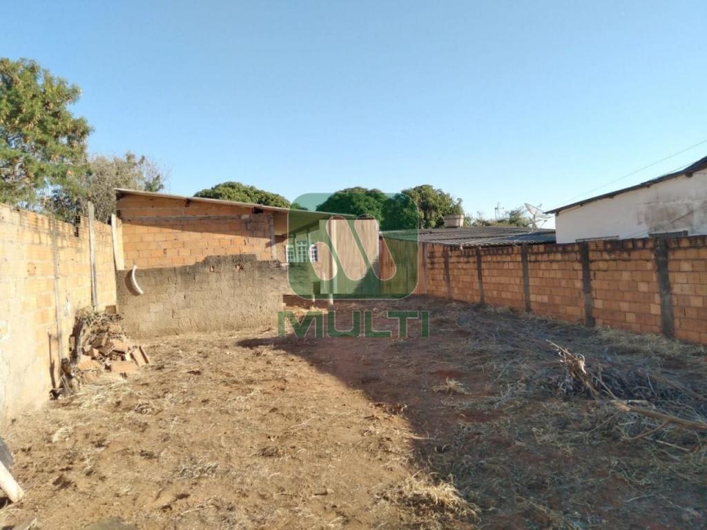 Terreno à venda com 1 quarto, 300m² - Foto 2