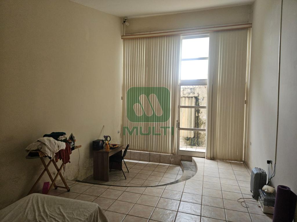 Casa à venda com 3 quartos, 190m² - Foto 1