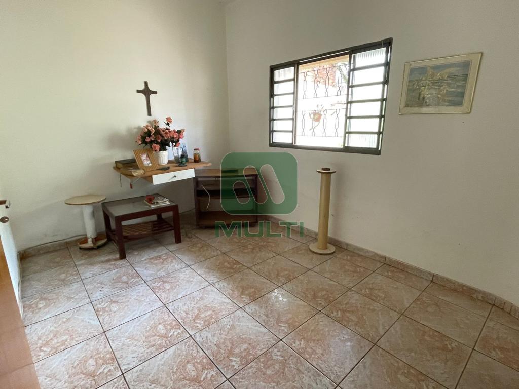 Casa à venda com 3 quartos, 1m² - Foto 1