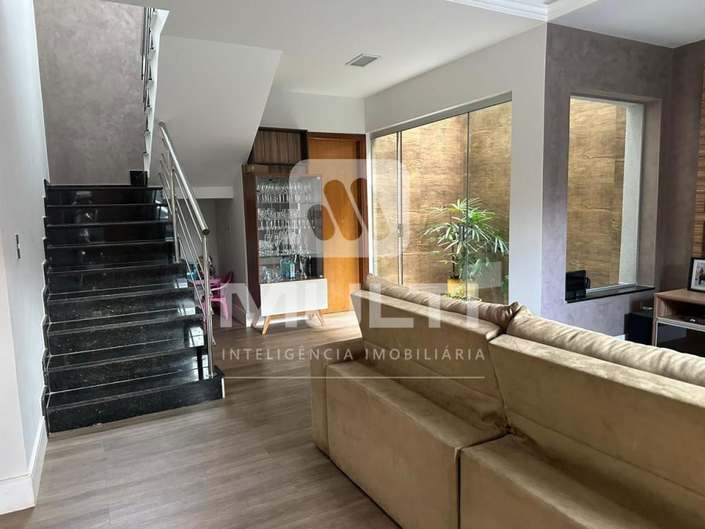 Casa à venda com 3 quartos, 255m² - Foto 1