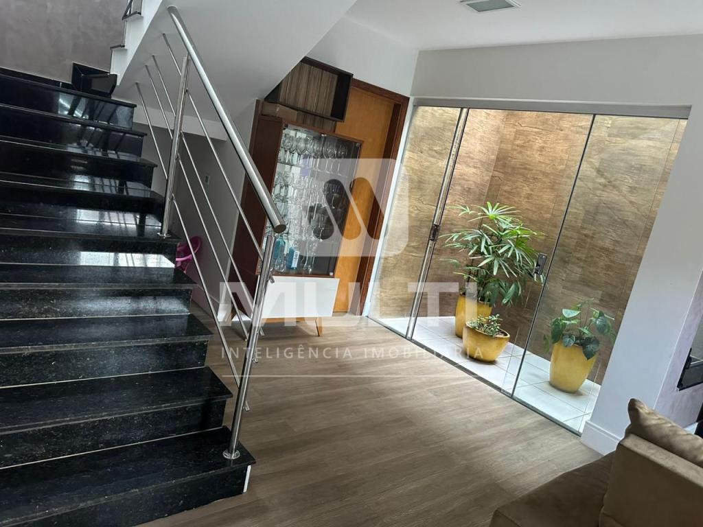 Casa à venda com 3 quartos, 255m² - Foto 3