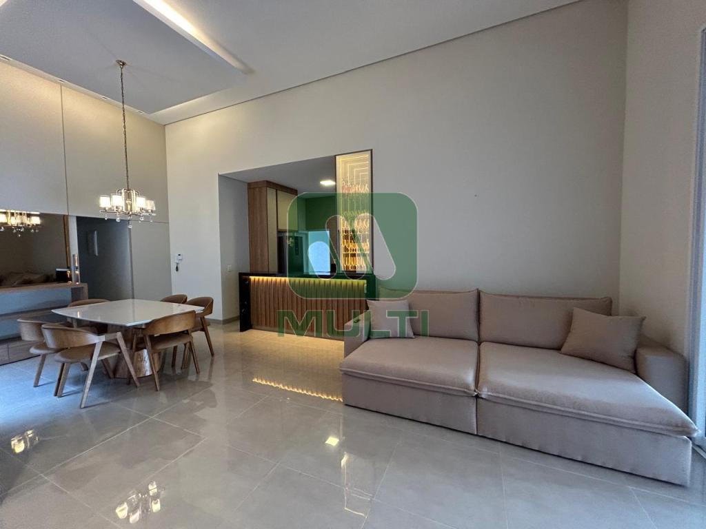 Casa à venda com 3 quartos, 251m² - Foto 1