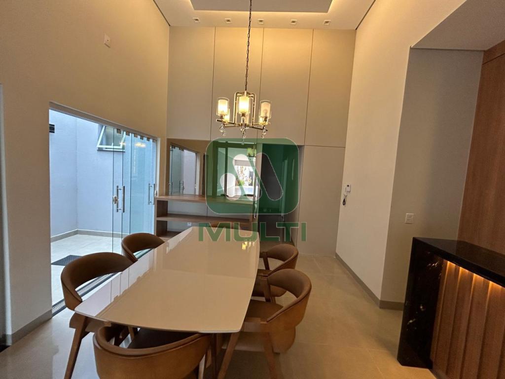 Casa à venda com 3 quartos, 251m² - Foto 3