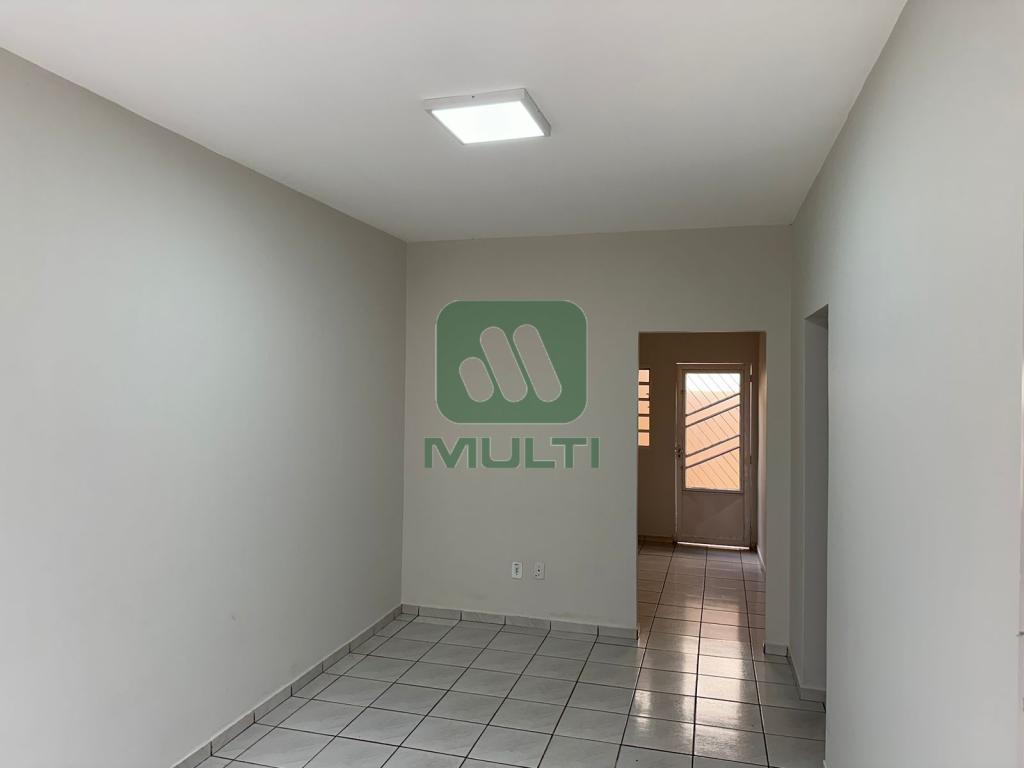 Casa à venda com 2 quartos, 70m² - Foto 2