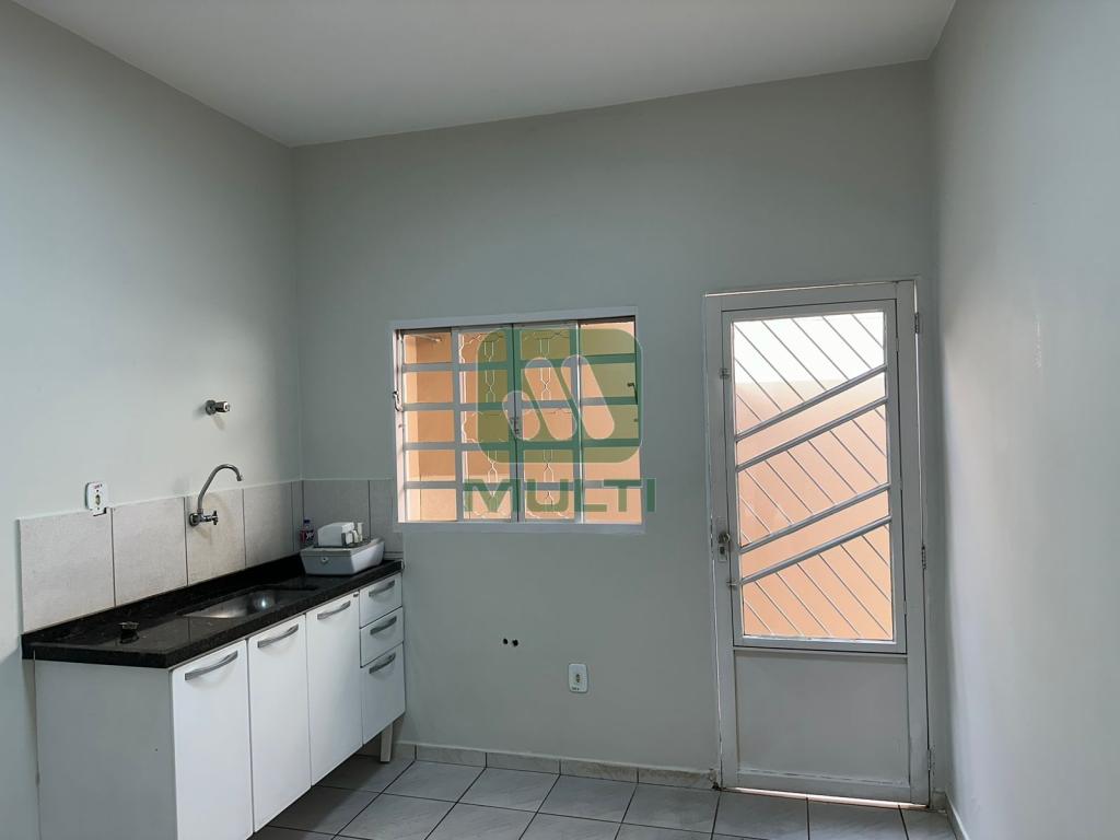 Casa à venda com 2 quartos, 70m² - Foto 3