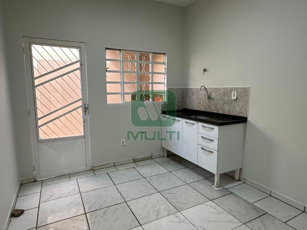 Casa à venda com 2 quartos, 70m² - Foto 4