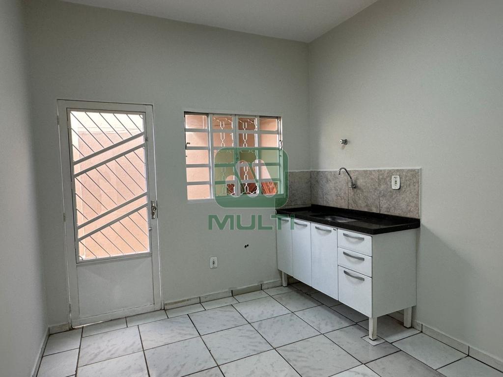 Casa à venda com 2 quartos, 70m² - Foto 5