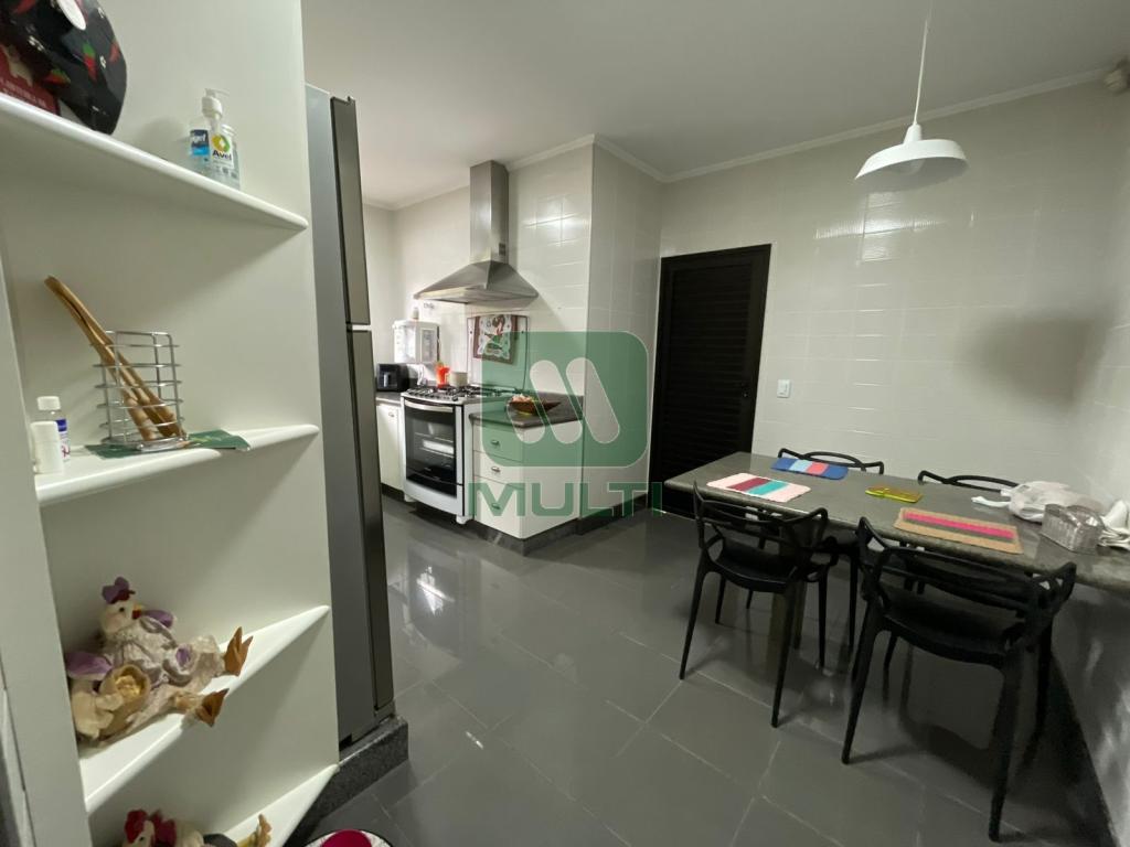 Casa à venda com 3 quartos, 342m² - Foto 7