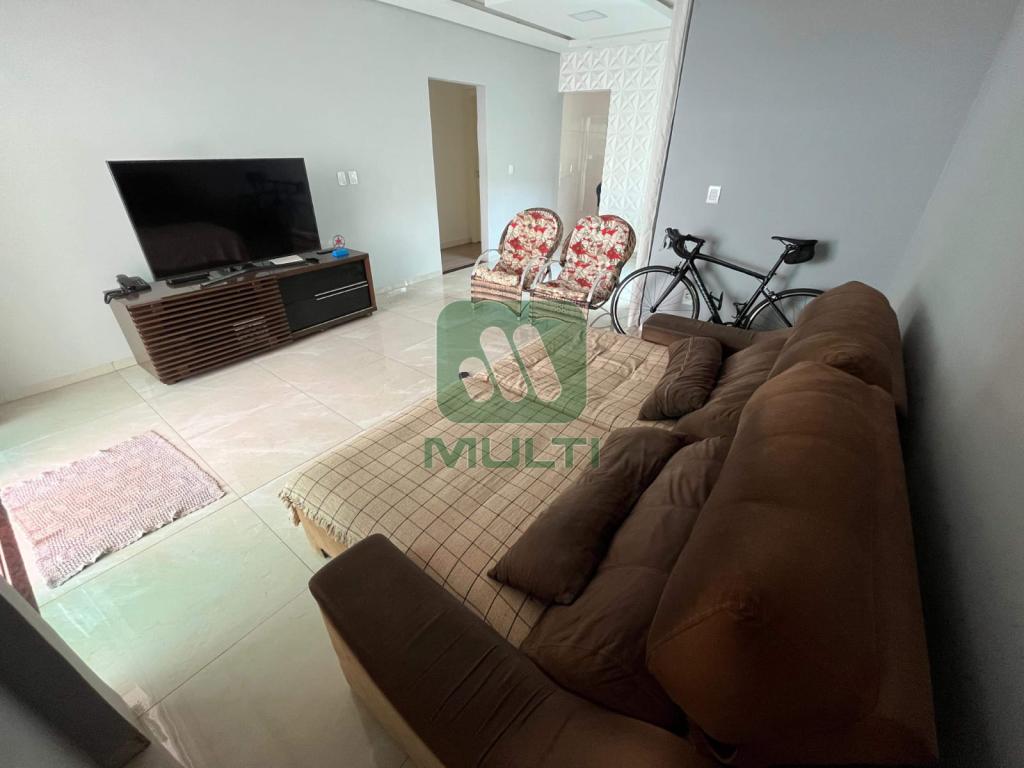 Casa à venda com 3 quartos, 202m² - Foto 2