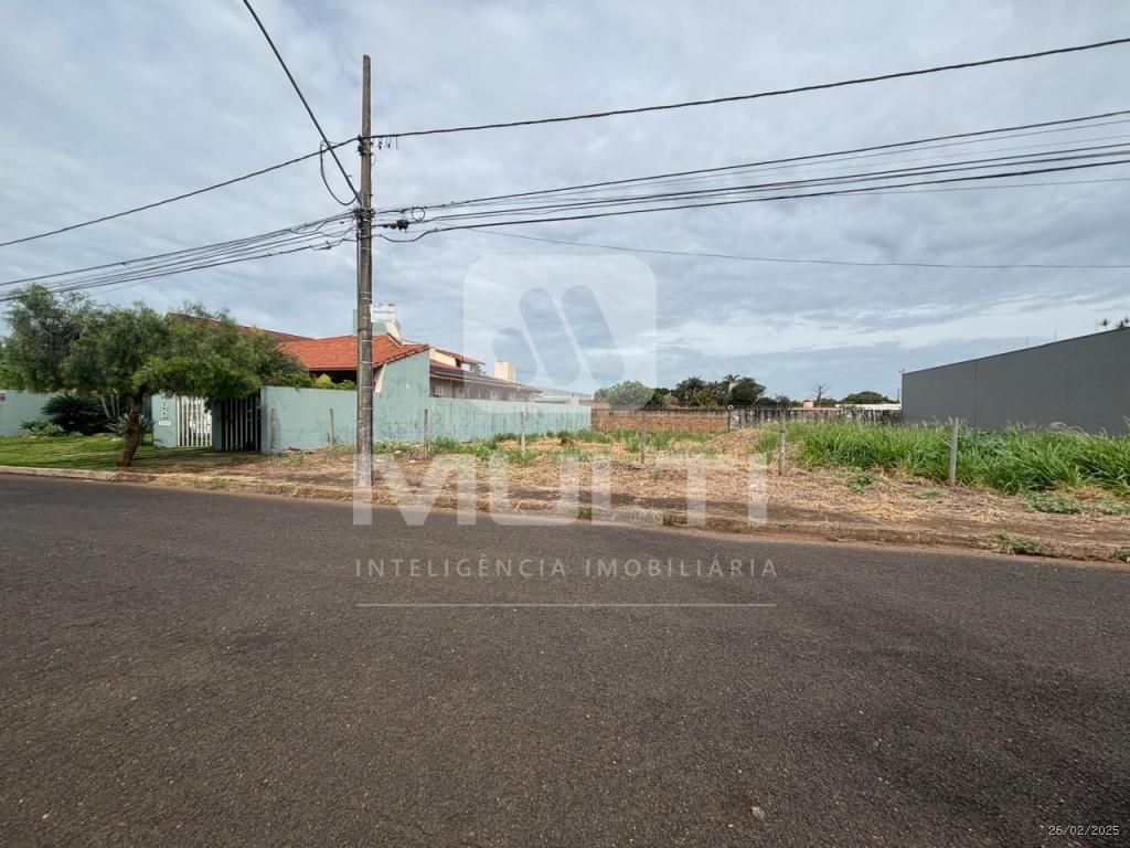 Terreno à venda com 1 quarto, 600m² - Foto 1