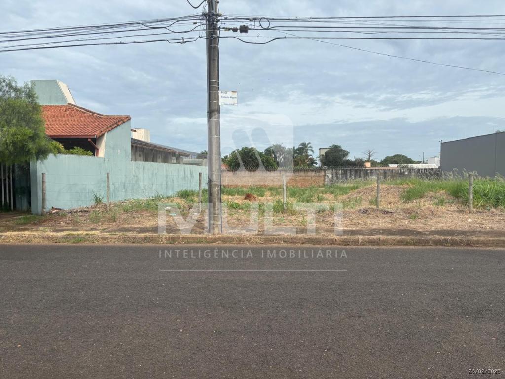 Terreno à venda com 1 quarto, 600m² - Foto 3