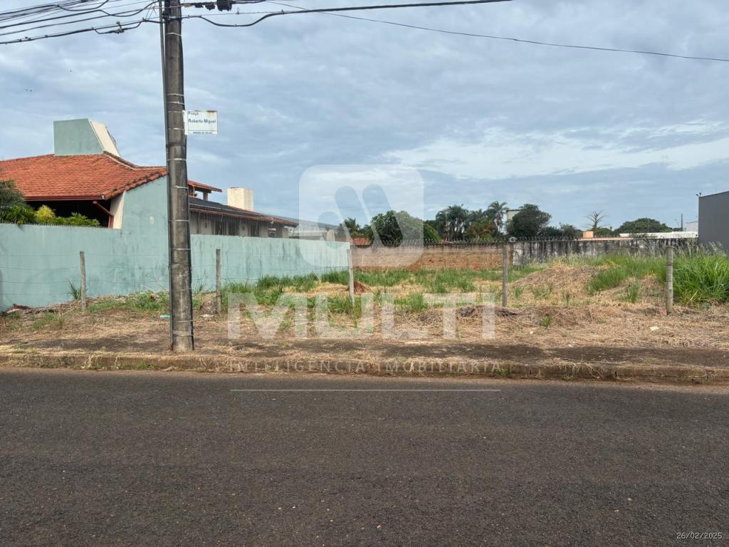 Terreno à venda com 1 quarto, 600m² - Foto 4